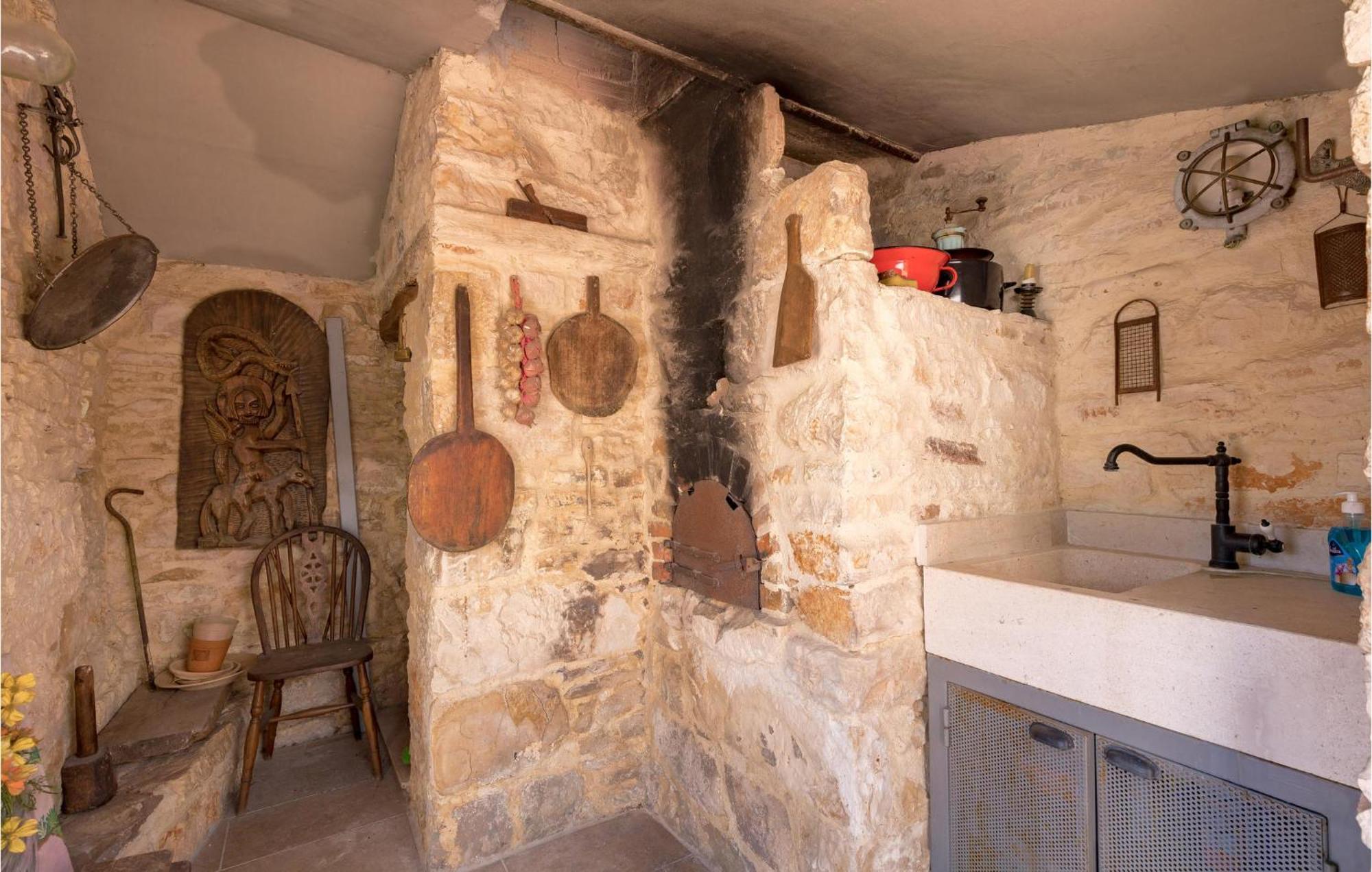 Amazing Home In Foli With Kitchen 외부 사진